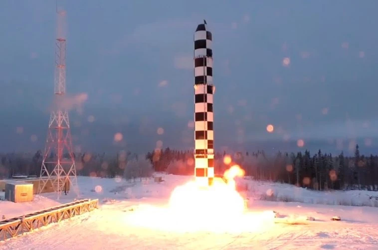 Ο «εξολοθρευτής ηπείρων» εμφανίστηκε: Η Ρωσία «αμόλησε» τον απόλυτο ICBM «Sarmat» – Του φορτώνουν το «Project 4204» – Bίντεο